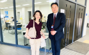 富山福祉短期大学を訪問し、子育て支援や地域連携について対談する様子
