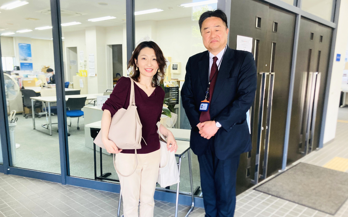 富山福祉短期大学を訪問し、子育て支援や地域連携について対談する様子
