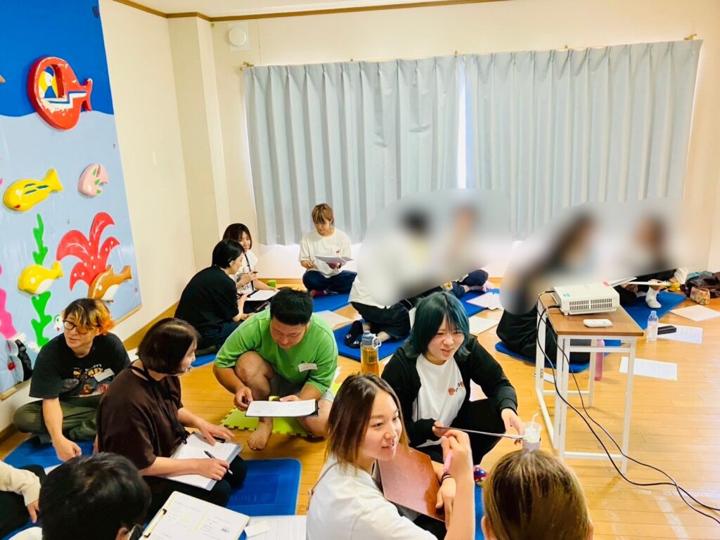 「支援力向上プロジェクトの初回研修で、職員同士が対話を行う様子」