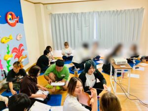 「支援力向上プロジェクトの初回研修で、職員同士が対話を行う様子」