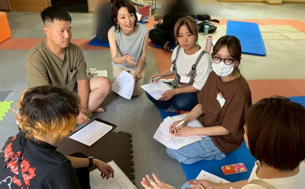 児童発達支援・放課後等デイサービス・学童保育の職員研修の様子。株式会社BUZZBUZZと株式会社ウッドフィールの職員が、自己理解から始まる他者理解をテーマに対話を通して学んでいる場面