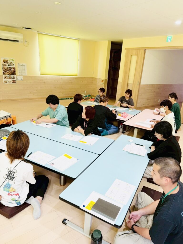 児童発達支援・放課後等デイサービス・学童保育の職員研修の様子。株式会社BUZZBUZZと株式会社ウッドフィールの職員が、自己理解から始まる他者理解をテーマに対話を通して学んでいる場面。