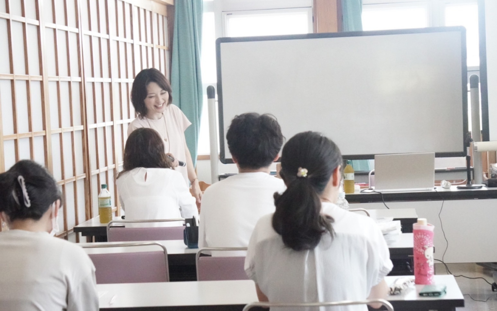 ペアレントトレーニングで子育てや発達障害支援を学ぶ参加者。知識を実践につなげるための対話とグループワーク。