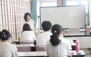 ペアレントトレーニングで子育てや発達障害支援を学ぶ参加者。知識を実践につなげるための対話とグループワーク。