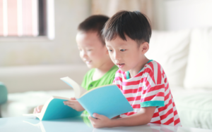 音読が苦手な子どもに対する先生の工夫や視覚支援について、個人懇談で知った内容を紹介する記事