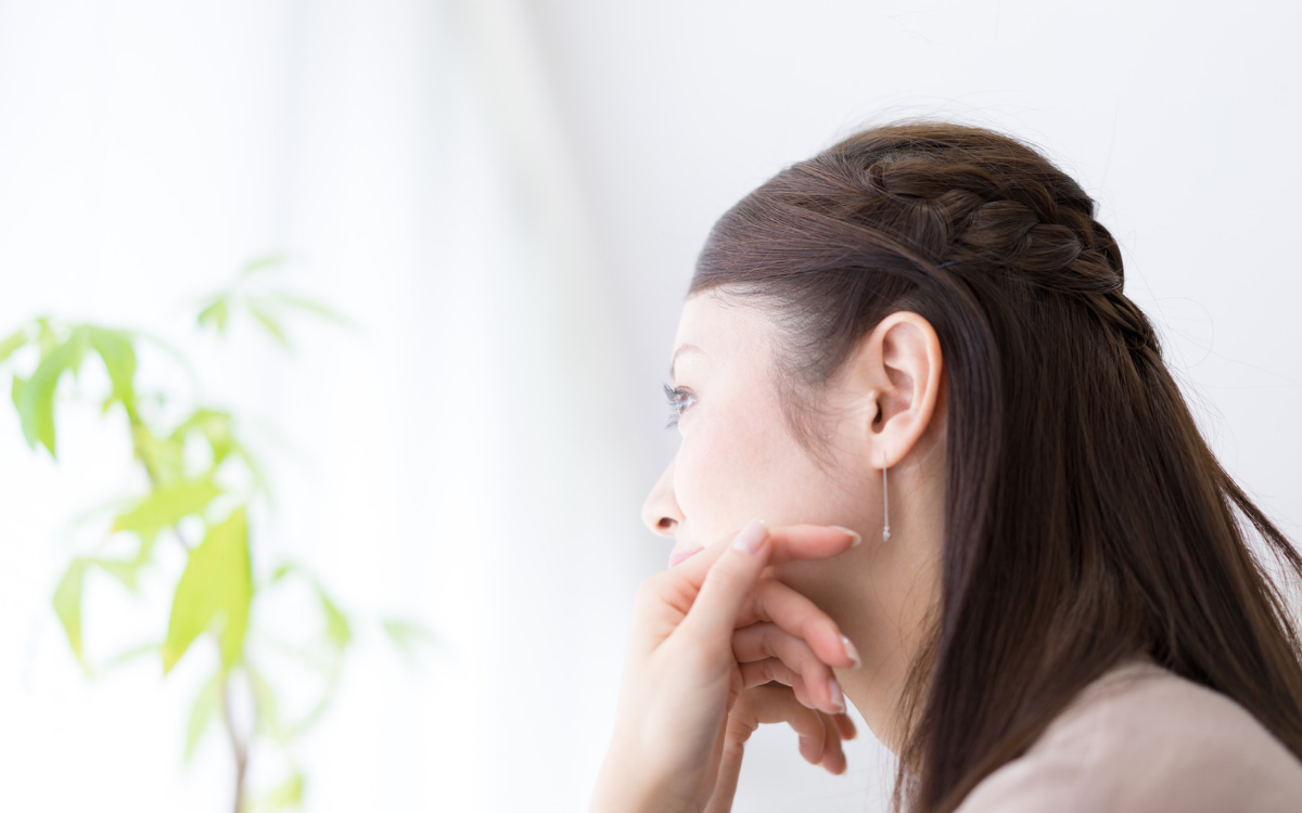 子どもへの関わり方について考える女性